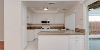 Spacious End-Unit 2 Bed, 2 Bath with Den For Lease in Irvine Gallery 5