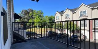 BRIGHT, CLEAN w/SECURED ENTRY! CONDO IN DOWNTOWN GRESHAM! Gallery 14