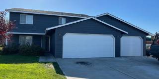 4 Bedroom / Triple Car Garage / Fenced Yard Gallery 1