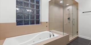 2 Bedroom, 2 Bath Apartment in Heart of West Town Gallery 11