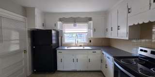 Charming Old Hickory Cottage with Vintage Character Gallery 5