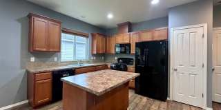 Modern updated 5 BD / 3 BA with Double Car Garage in Oregon City! Modern updated 5 BD / 3 BA with Double Car Garage in Oregon City! Gallery 14