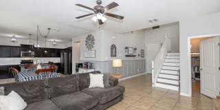 4 BEDROOM POOL & SOLAR HOME! Gallery 6
