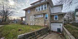 4831 E Washington St - Unit 4 - $995.00/mo. with $250 of second month Gallery 3