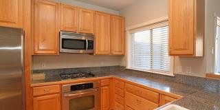 2bd/2.5ba Kirkland Townhome Gallery 4
