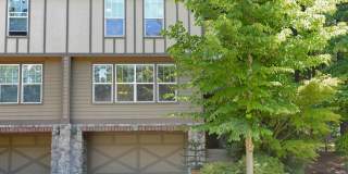 Pristine Spacious 3 Bedroom Lake Oswego Townhome | Skylights, High Ceilings, and Mt. Park Trails at your Doorstep Gallery 1