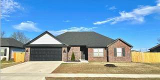 Stylish 4-Bed With Fireplace  Covered Porch Gallery 1