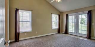 Beautiful Prairie Fields Townhouse — 3 Bed / 2.5 Bath + Loft Gallery 8