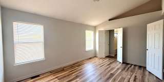 Beautifully Renovated 3 Bedroom 2.5 Bath Townhome with Garage! Pet Friendly! Gallery 17