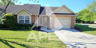 MOVE-IN SPECIAL, $1 RENT!! - Stunning 2 Bd-2 Ba Condo with 1-Car garage in North Knox! END UNIT! Gallery 1