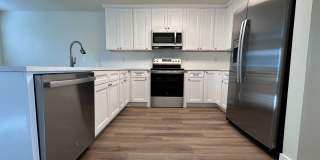 BRIGHT, CLEAN w/SECURED ENTRY! CONDO IN DOWNTOWN GRESHAM! Gallery 6