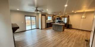 Beautiful 3 Bed, 2.5 Bath Large Townhome Gallery 1
