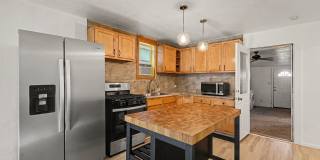 Highlands 3BR Rental – In-Unit Laundry, Storage & Outdoor Space Gallery 10