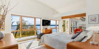 Architectural Seattle Masterpiece with Panoramic Water Views Gallery 15