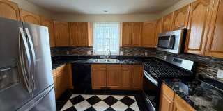 Three Bedroom, Single Family Home Located in Springfield's Pine Point Neighborhood! Gallery 4