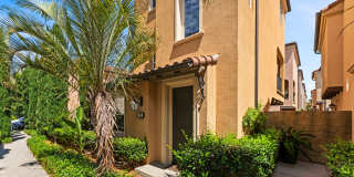Your Next Home Awaits – Beautiful 3-Bedroom Irvine Townhome Gallery 1