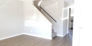 END UNIT!! 2 Bed/1.5 Bath Townhouse! Water/Garbage Included! Walk to APSU! Gallery 9