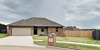 Beautiful 3 Bedroom, 2 Bath Home with Study and Storm Shelter - Yukon Schools. Gallery 1