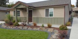 Beautiful 2 Bedroom Cottage Centrally Located in Coeur d'Alene Gallery 1