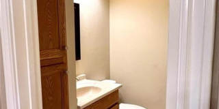 Arbor Village Condominium / Beautiful Update Unit / Refrigerator, Washer & Dryer included Gallery 16