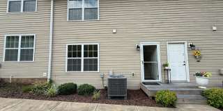 Tri level 2 bed, 2.5 bath Condo! Lakeridge School District. Gallery 4