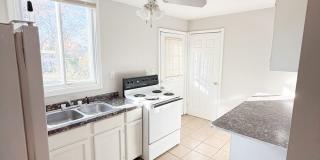 2 Bed/1 Bath - Beautiful Hardwood Floors! Gallery 1