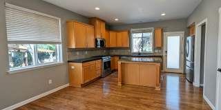 Spacious 2700+ sq.ft House in Logan Park neighborhood Gallery 9