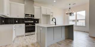 Beautiful! 4-Bed Home in Mustang Gallery 3