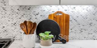 9001 Ventura Street Gallery 22