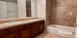 3 bedroom 2 bath condo on Vanowen Gallery 18