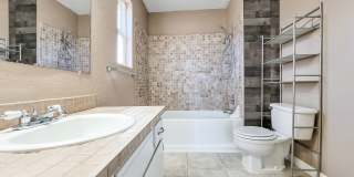 Bright End-Unit Townhome Across from Edmonds College Gallery 7