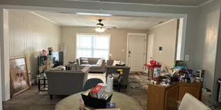 4 Bedroom, 2 bathroom home near Caterpillar Gallery 8