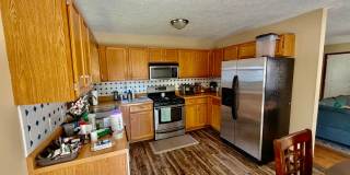 Spacious 3 Bedroom 2 Bathroom Home - Large Backyard! Gallery 3