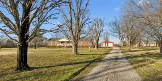 FOR LEASE- SINGLE-FAMILY HOME ON APPROXIMATELY 1.5 ACRES IN GALLATIN! Gallery 1