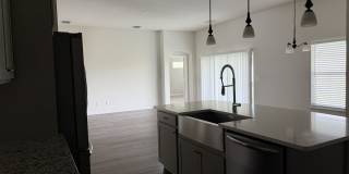 Gorgeous 3-4 bedroom Home off Becker Gallery 28