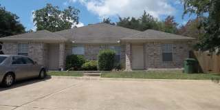 Bryan - Duplex 3 bedroom / 2 bath - Large yard fenced in. Gallery 1