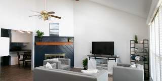 Charming 2-Bedroom, 2-Bathroom Townhouse in Western Plateau Gallery 1