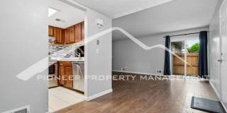 Charming Townhouse with Central AC and Washer/Dryer Gallery 8
