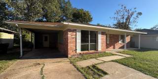 Gorgeous 3 bedroom/1 bath home with living room and den! Gallery 1