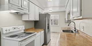 Front Unit - Duplex - 4bed 2bath - Finished Basement! Gallery 1