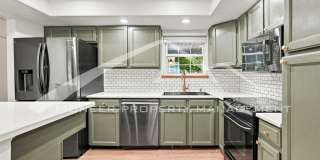 Stunning Townhouse with Washer/Dryer and Central AC Gallery 9