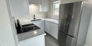 Newly Remodeled - 2 Bedroom/1 Bath...Downstairs Unit Gallery 6