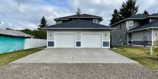 Beautiful 3 Bedroom Duplex with Garage! Gallery 1