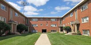 Maple Court Apartments - Where City Convenience Meets Neighborhood Charm! Gallery 2