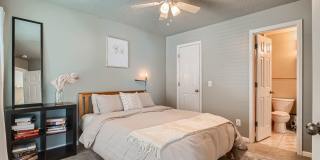 Beautiful 2 bed 1 bath Condo in Aurora Gallery 10