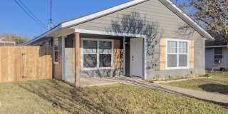 Available for April Move in! - Renovated 3 Bed 1.5 Bath House Biking Distance to Campus! Gallery 1