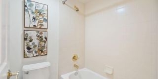 Gorgeous 2 Bed 2 Bath Dublin Townhome with Amenities! Centrally Located! Gallery 21