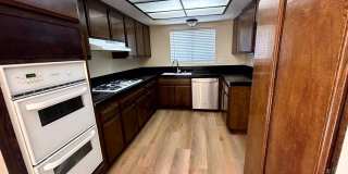 Spacious 3 bedroom 2.5 bath Condo for rent in Woodland Hills! Gallery 11