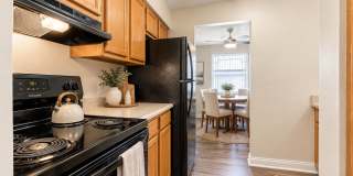 Spacious 2-bedroom 1-bath Apartment w/ Washer & Dryer Included! Gallery 5