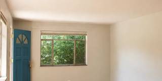 Cozy 1-Bedroom Near DU with Private Yard & Parking Gallery 3